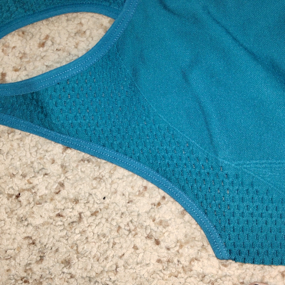 New Fabletics Workout Tank - Picture 3 of 7